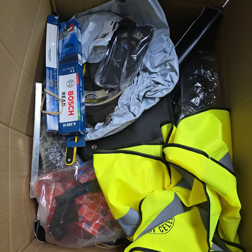 LARGE BOX OF ASSORTED CAR ITEMS TO INCLUDE TOOLS - WIPER BLADES - SEAT COVERS 