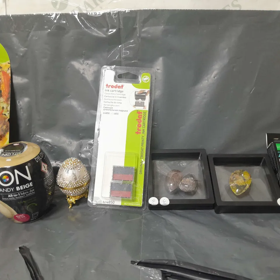 BOX OF APPROXIMATELY 14 ASSORTED ITEMS TO INCLUDE - C.K PROCOBALT , ZAP-EASE INSTANT BITE RELIEF , DYLON ALL IN 1 FABRIC DYE ETC