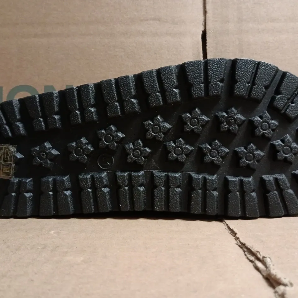 BOXED PAIR OF UNBRANDED PLATFORM OPEN TOE SANDALS IN BLACK SIZE EU 41