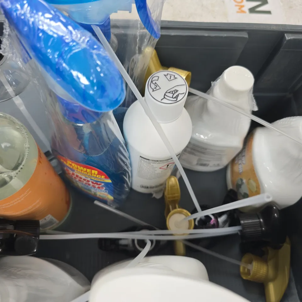 APPROXIMATELY 10 ASSORTED HOUSEHOLD ITEMS TO INCLUDE BLACK MOULD REMOVER, ETC
