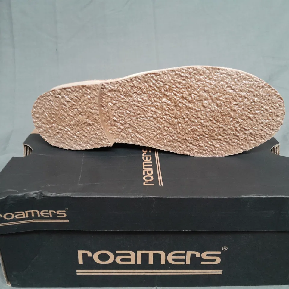 BOXED PAIR OF ROAMERS 2 EYE DESERT BOOT SIZE 9 