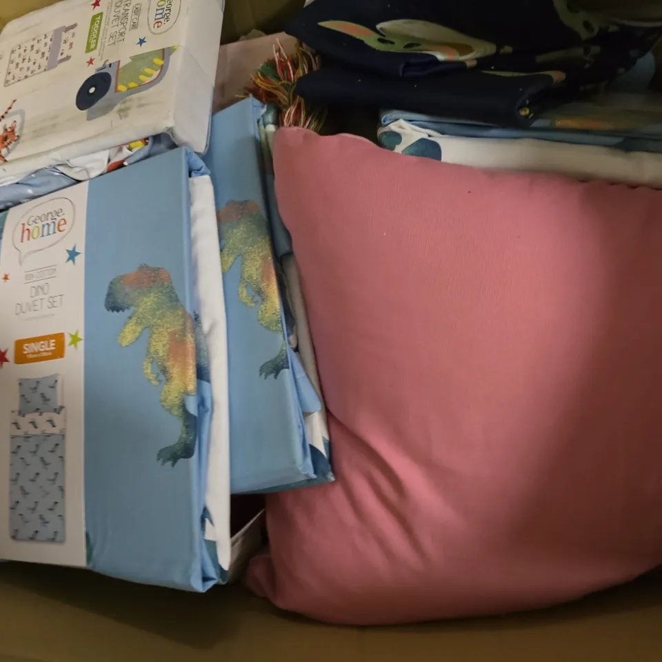BOX OF APPROXIMATELY 15 ASSORTED BEDDING & SOFT FABRICS ITEMS TO INCLUDE - DUVET SETS - FITTED SHEETS - ETC