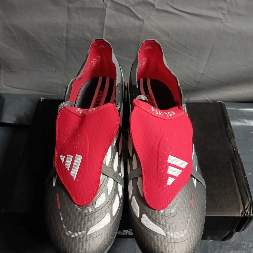 BOXED PAIR OF ADIDAS PREDATOR FOOTBALL BOOTS - UK SIZE 11