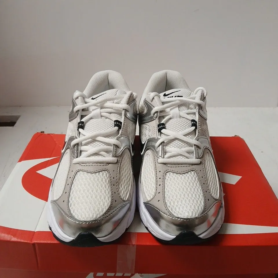 BOXED PAIR OF NIKE V5 RNR (GS) YOUTH TRAINERS – UK 5.5