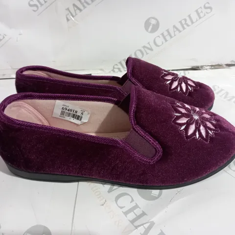 THE SLIPPER COMPANY PURPLE SIZE 5