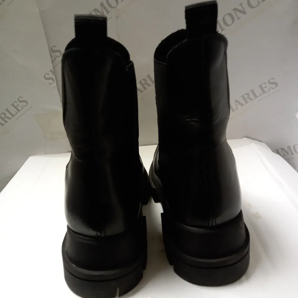 BOXED PAIR DUNE CHUNKY CHELSEA BOOT IN BLACK, UK SIZE 3