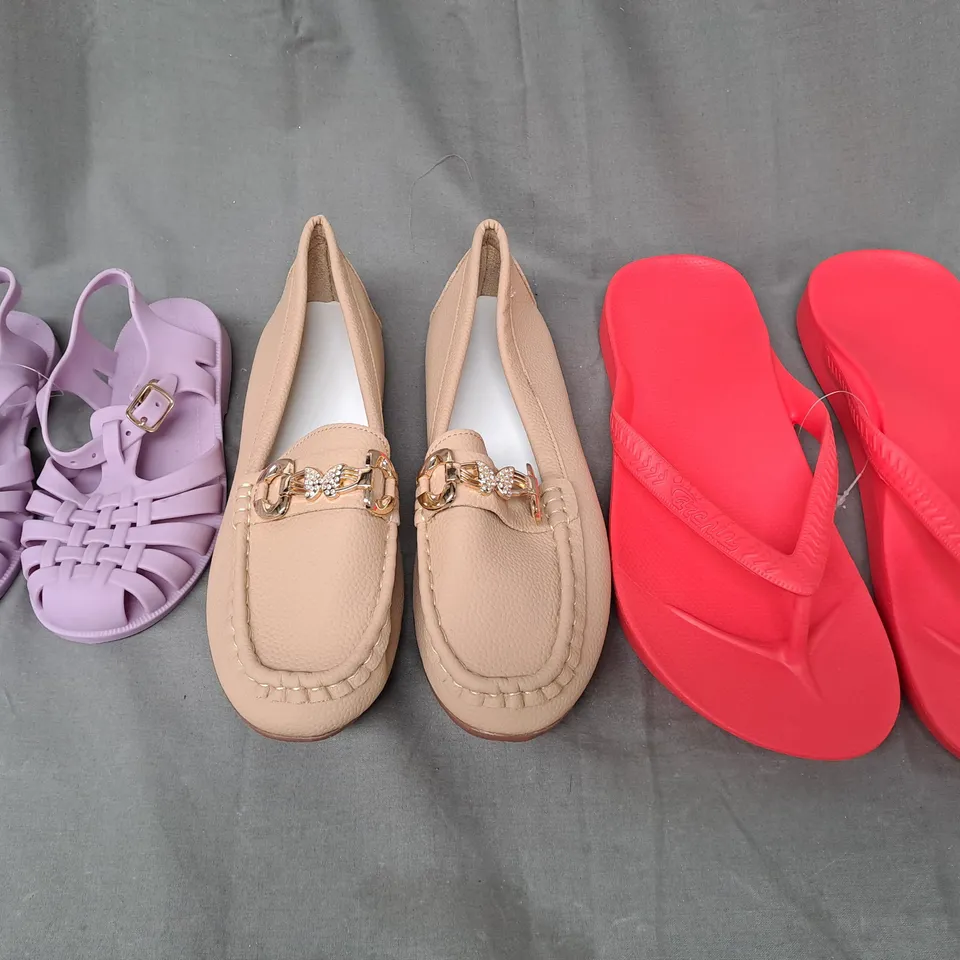 BOX OF APPROXIMATELY 15 ASSORTED PAIRS OF SHOES AND FOOTWEAR ITEMS IN VARIOUS STYLES AND SIZES TO INCLUDE ARCHIES, DOLLY WEARS, ETC - COLLECTION ONLY