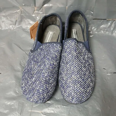 APPROXIMATELY 22 DUNLOP JOEL SLIPPERS IN NAVY (VARIOUS SIZES) - COLLECTION ONLY