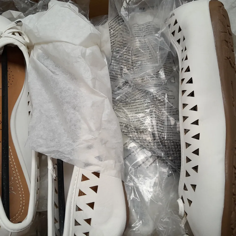 BOX OF APPROX 12 AVON KHLOE BALLERINA SHOES IN WHITE - UK 6