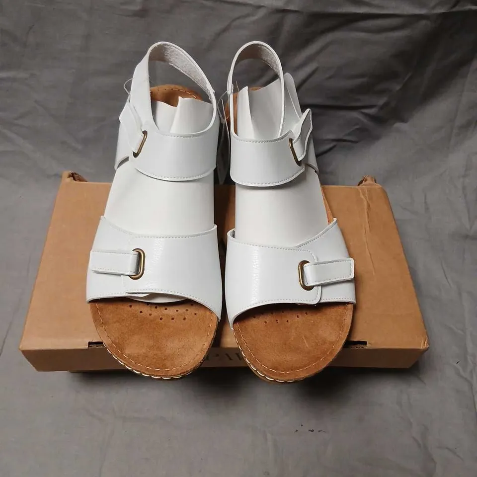 PAVERS MUYA WHITE SANDALS 31013 – UK 8 / EU 41