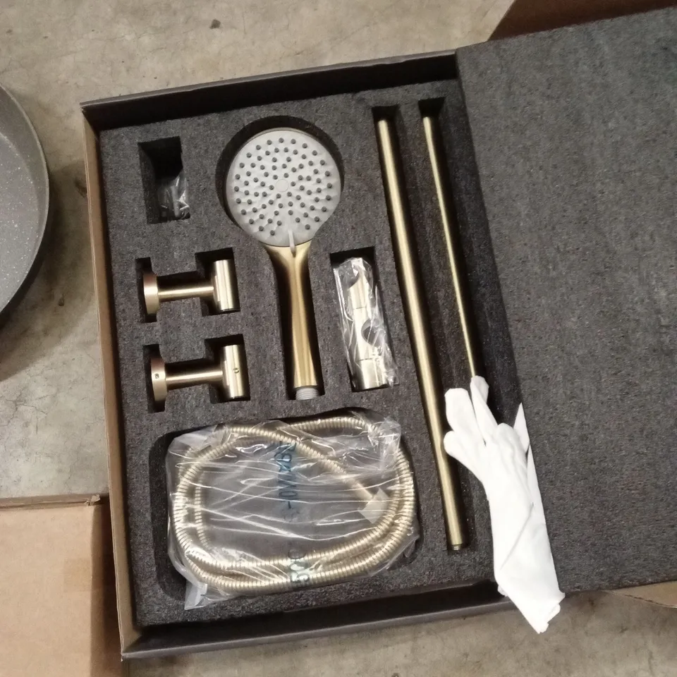 PALLET OF ASSORTED HOUSEHOLD GOODS AND PRODUCTS TO INCLUDE; TOILET SEAT, FRYING PAN, SHOWER HEAD/MIXER, BOXED FURNITURE ETC