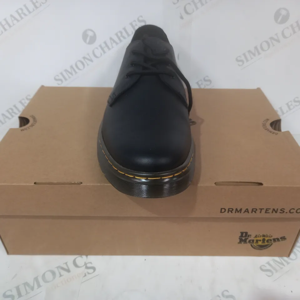 BOXED PAIR OF DR MARTENS THURSTON LO SHOES IN BLACK UK SIZE 9.5