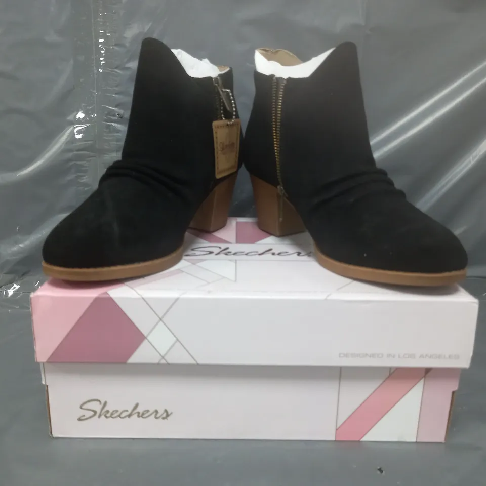 PAIR OF SKECHERS WATER RESISTANT CITY BOOTS IN BLACK SIZE 5 