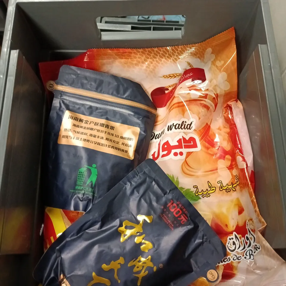 APPROXIMATELY 15 ASSORTED FOOD AND DRINK ITEMS TO INCLUDE - CADBURY HOT CHOCOLATE, ROBINSONS FRUIT SHOOT BERRY GALAXY AND DEL MONTE SWEETCORN