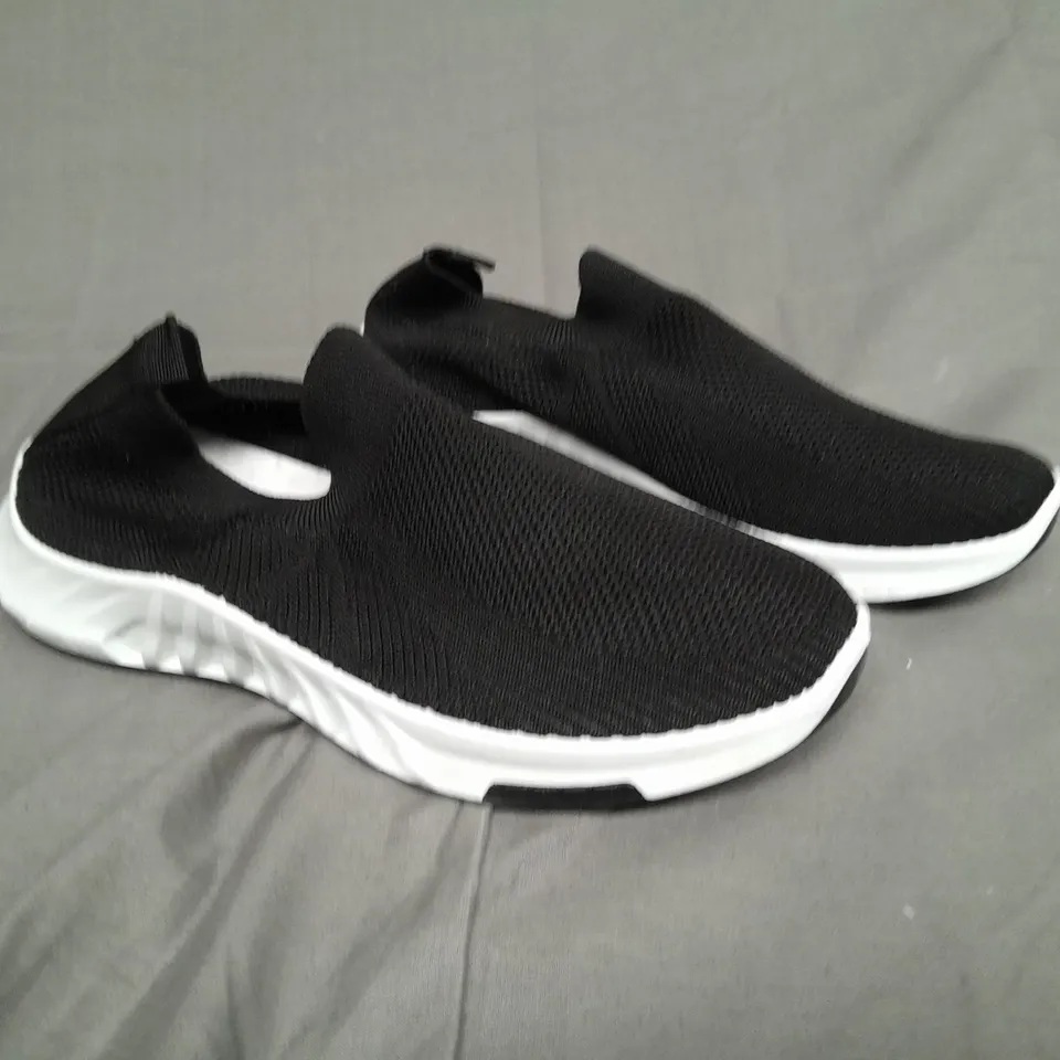 BOXED PAIR OF UNBRANDED BLACK/WHITE SLIP ON TRAINERS SIZE 8