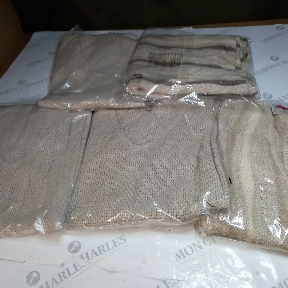 LOT OF APPROX 5 ASSORTED CLOTHING ITEMS IN VARIOUS SIZES