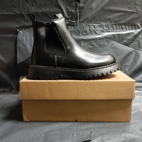 BOXED PAIR OF UNBRANDED CHELSEA ANKLE BOOTS IN BLACK SIZE EU 35