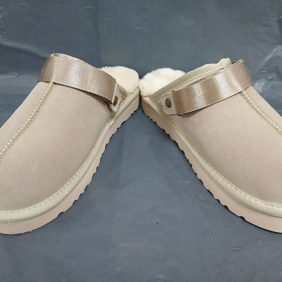 BOXED PAIR OF UGG MULE SLIPPERS IN TAUPE SIZE UK 6