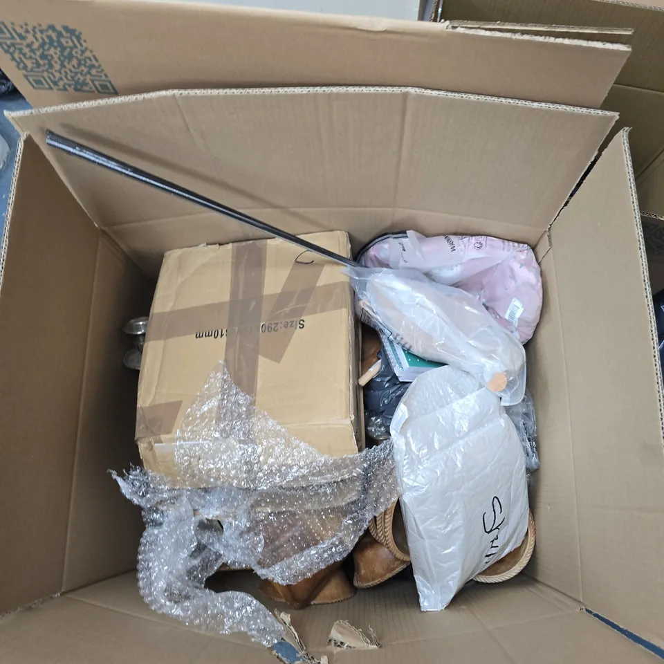 BOX OF APPROXIMATELY 15 ASSORTED ITEMS TO INCLUDE: WOODEN MASK 
