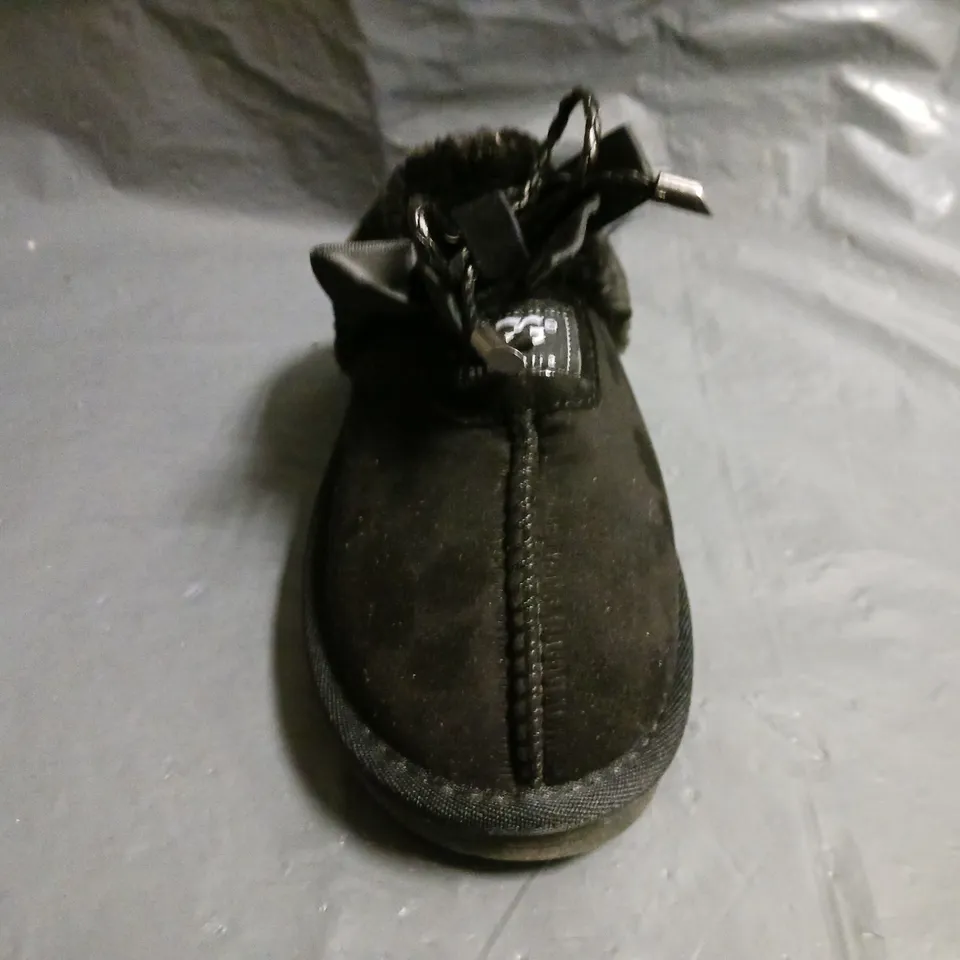 BOXED PAIR OF UGG SHOES IN BLACK SIZE 6