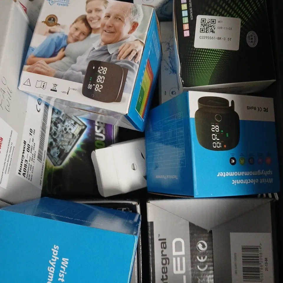 APPROXIMATELY 15 ASSORTED ELECTRICAL PRODUCTS TO INCLUDE CAR WIRELESS ADAPTER, WIFI CAMERA, LED LIGHTS ETC 