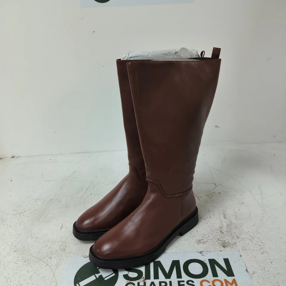 CURVY VM 420 EX-WIDE KNEE-HIGH BOOTS, UK 9 (EU 43) – BROWN LEATHER