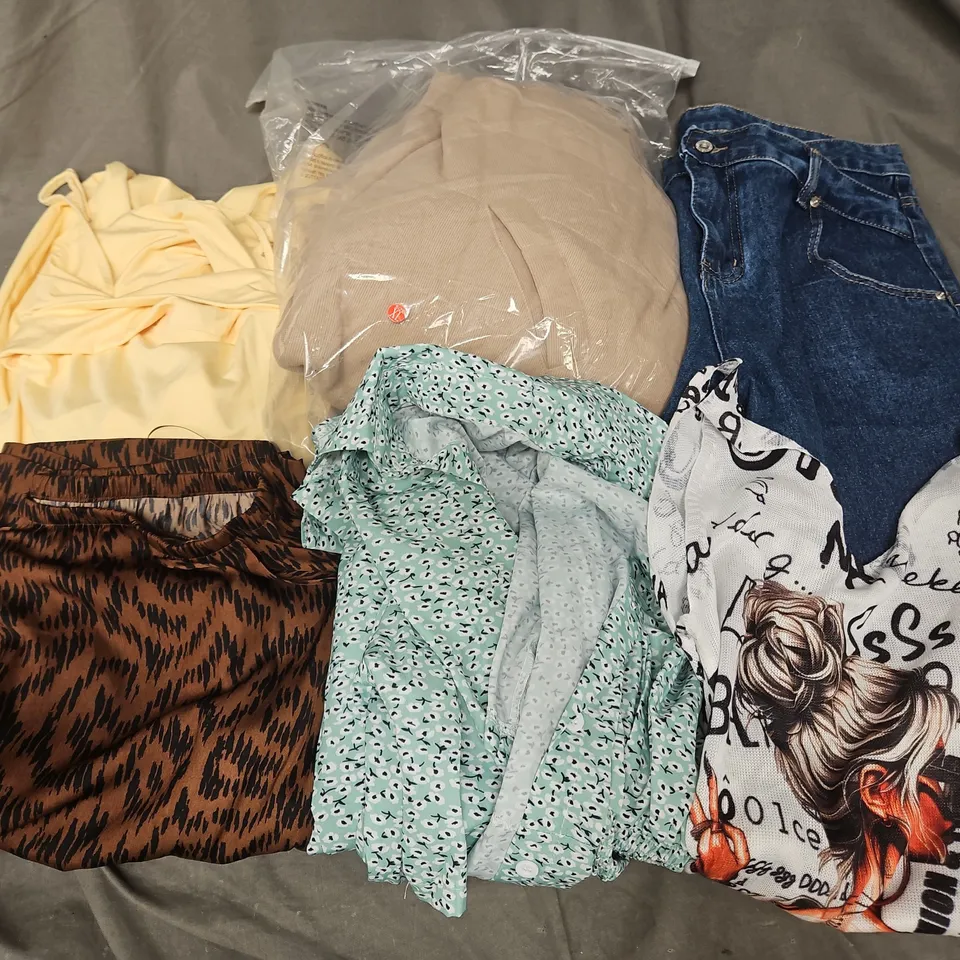 BOX OF APPROXIMATELY 20 ASSORTED CLOTHING ITEMS TO INCLUDE TOPS, DRESS, SHORTS, JACKET, ETC