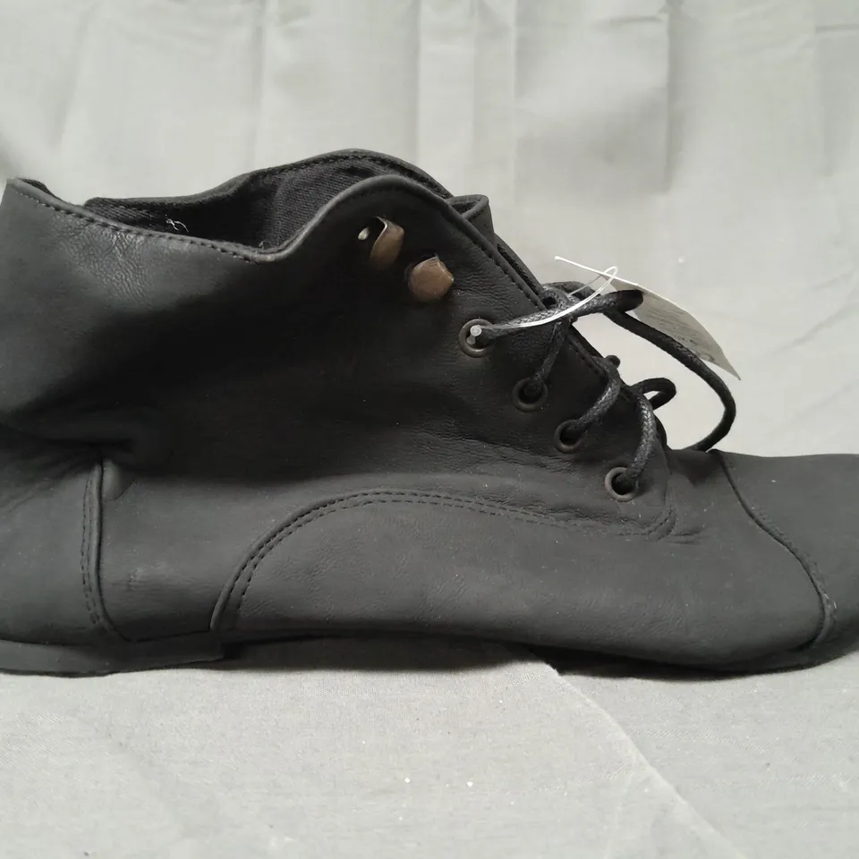 BOX OF APPROXIMATELY 15 PAIRS OF DESIGNER SHOES IN BLACK - VARIOUS SIZES