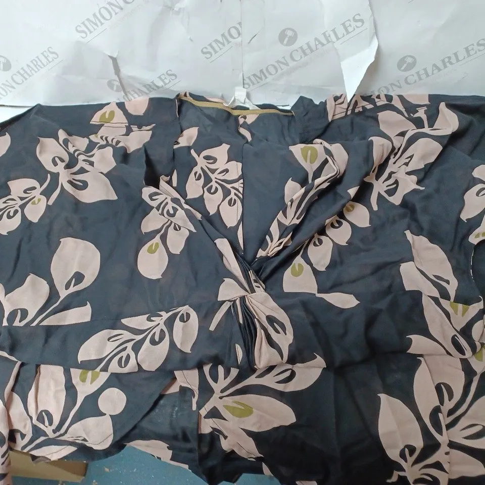 APPROXIMATELY 10 CLOTHING INCLUDING: SUMMER DRESSES, WATERPROOF SLEEVELESS JACKET BY WYNNE LAYERS (ALL OF DIFFERENT SIZES)