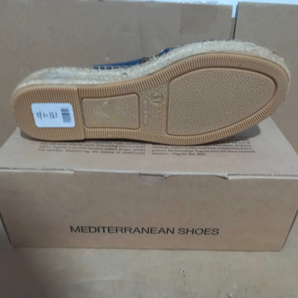 BOXED PAIR OF NAGUISA SANDALS IN NAVY EU SIZE 41