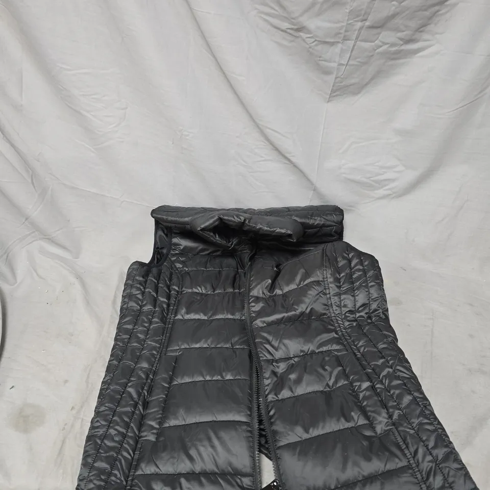 BOX OF APPROXIMATELY 20 ASSORTED ITEMS TO INCLUDE: SPORT SOCKS AND BLACK GILLET 