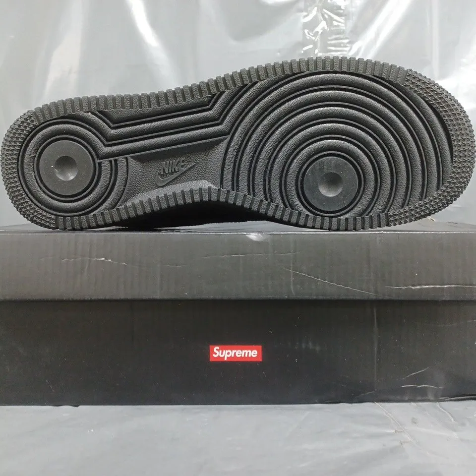 BOXED PAIR OF NIKE AIR FORCE 1 '07 SHOES IN BLACK SIZE UK 9