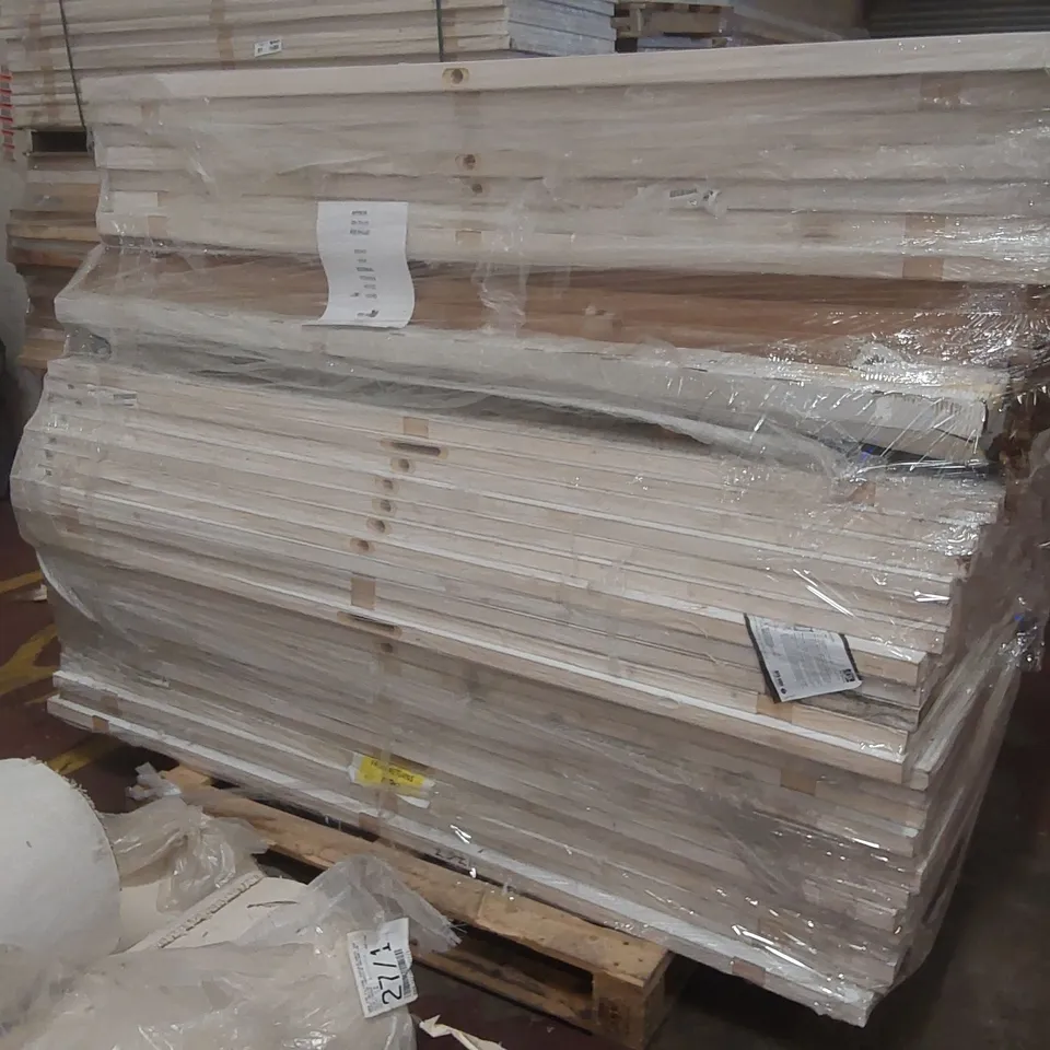 PALLET CONTAINING A VERY LARGE QUANTITY OF ASSORTED DOORS