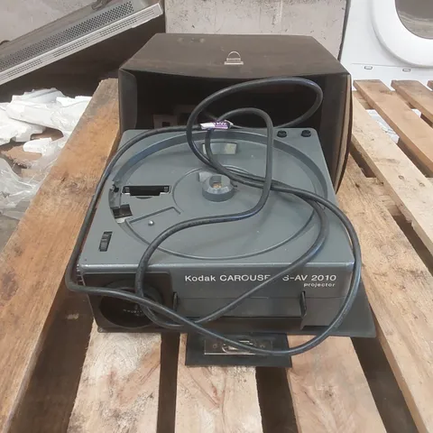 KODAK CAROUSEL S-AV 2010 PROJECTOR WITH CASE