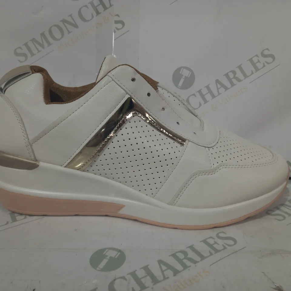 PAIR OF DESIGNER TRAINERS IN WHITE/METALLIC GOLD SIZE UNSPECIFIED
