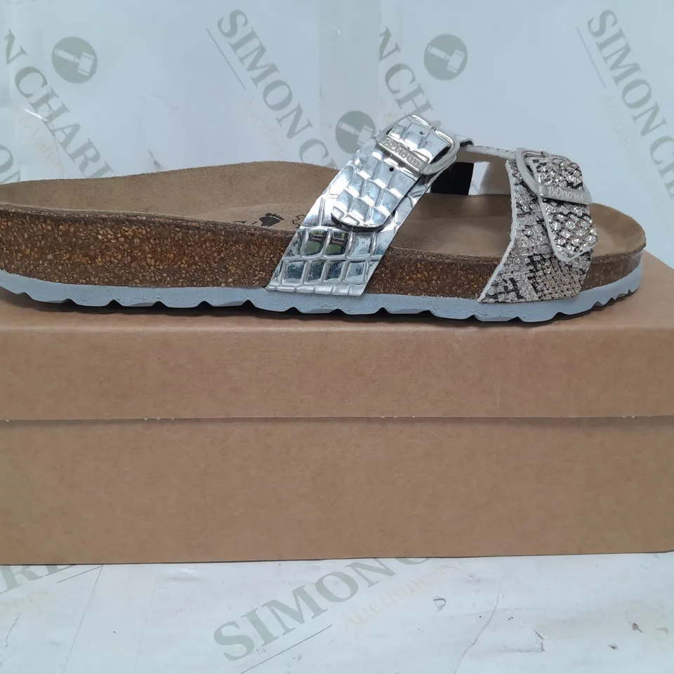 BOXED BONOVA CROCODILE STRAP SANDALS IN SILVER SIZE 7