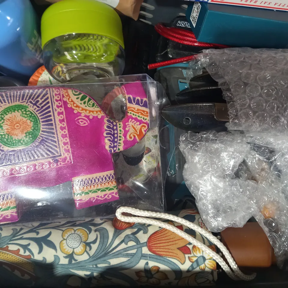 LOT OF APPROXIMATELY 10 ASSORTED HOUSEHOLD ITEMS TO INCLUDE CARBON MONOXIDE ALARM, SAUSAGE DOG STRING LIGHTS, BRUSH, ETC