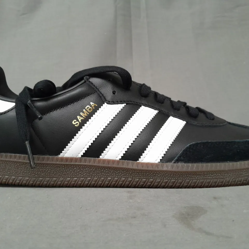 BOXED PAIR OF ADIDAS SAMBA OG SHOES IN BLACK/WHITE UK SIZE 11