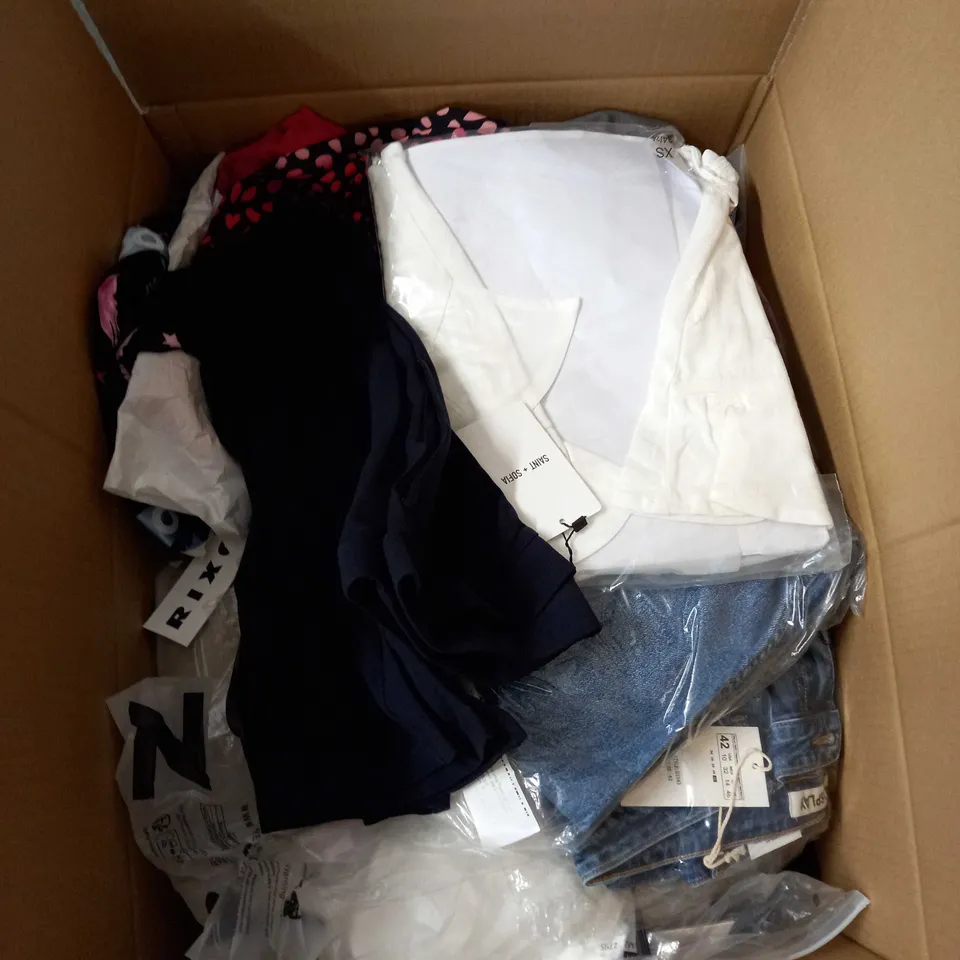 BOX OF APPROX 35 ASSORTED CLOTHING ITEMS TO INCLUDE - DRESSES, T-SHIRTS AND TROUSERS