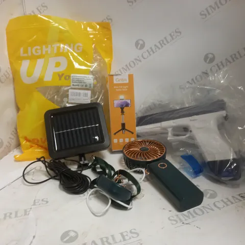 BOX OF APPROXIMATELY 5 ASSORTED ITEMS TO INCLUDE SELFIE STICK, WATER GUN, HANDHELD FAN ETC