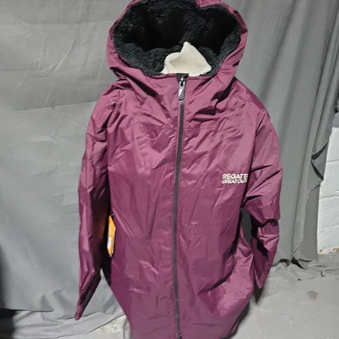 REGATTA GREAT OUTDOORS ADULT WATERPROOF ROBE IN PLUM - XS