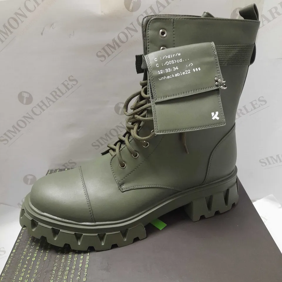 KOI BANSHEE MEN'S KHAKI BOOTS - SIZE 11 