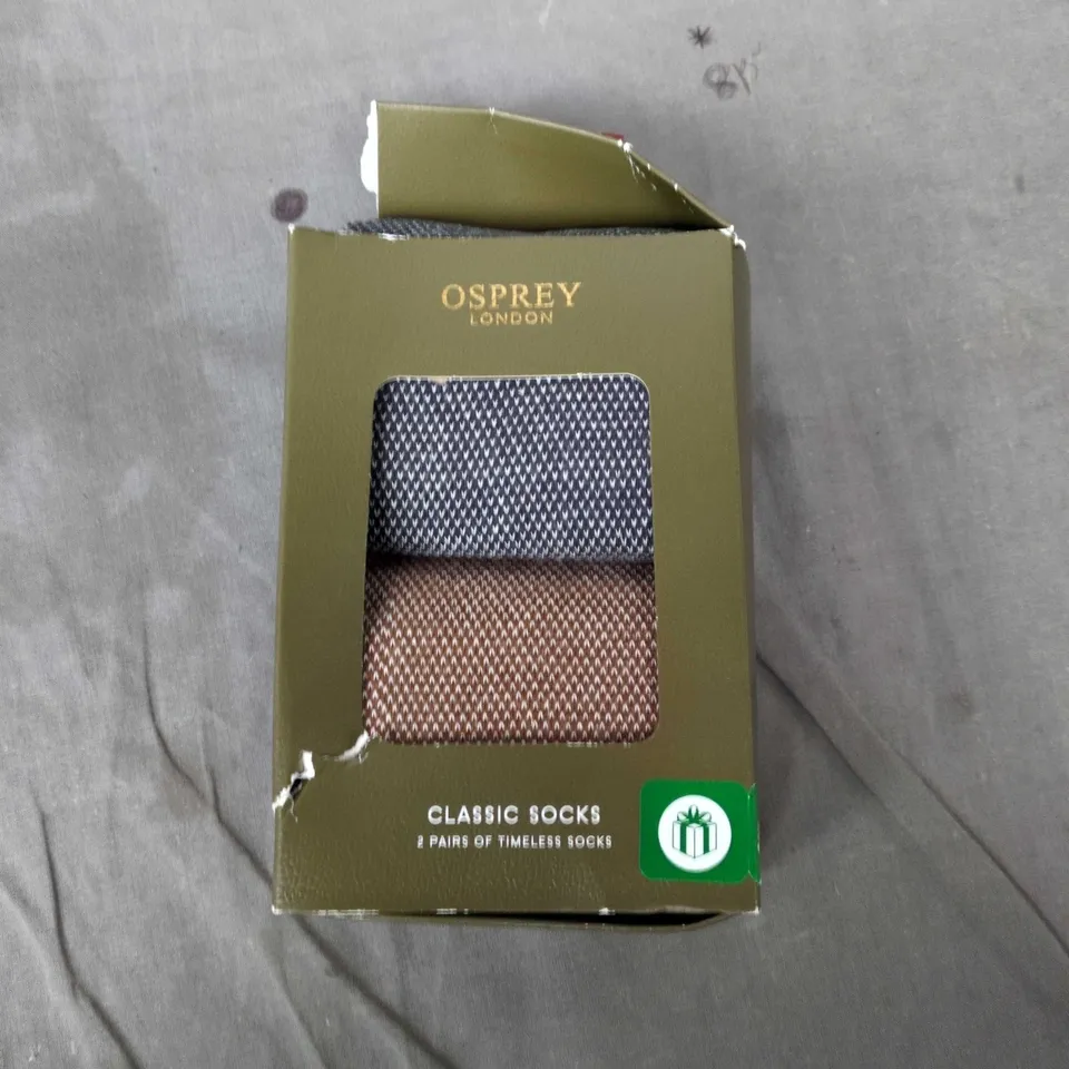 BOX OF APPROXIMATELY 25 ASSORTED CLOTHING ITEMS TO INCLUDE: BERGHAUS HAT AND OSPREY SOCKS