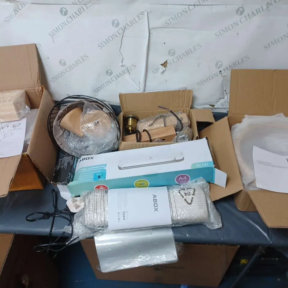 APPROXIMATELY 5 HOUSEHOLD ITEMS TO INCLUDE ABOX LAMINATOR, FIXED LAMP HOLDER, AND LIGHT PENDANTS ETC. 