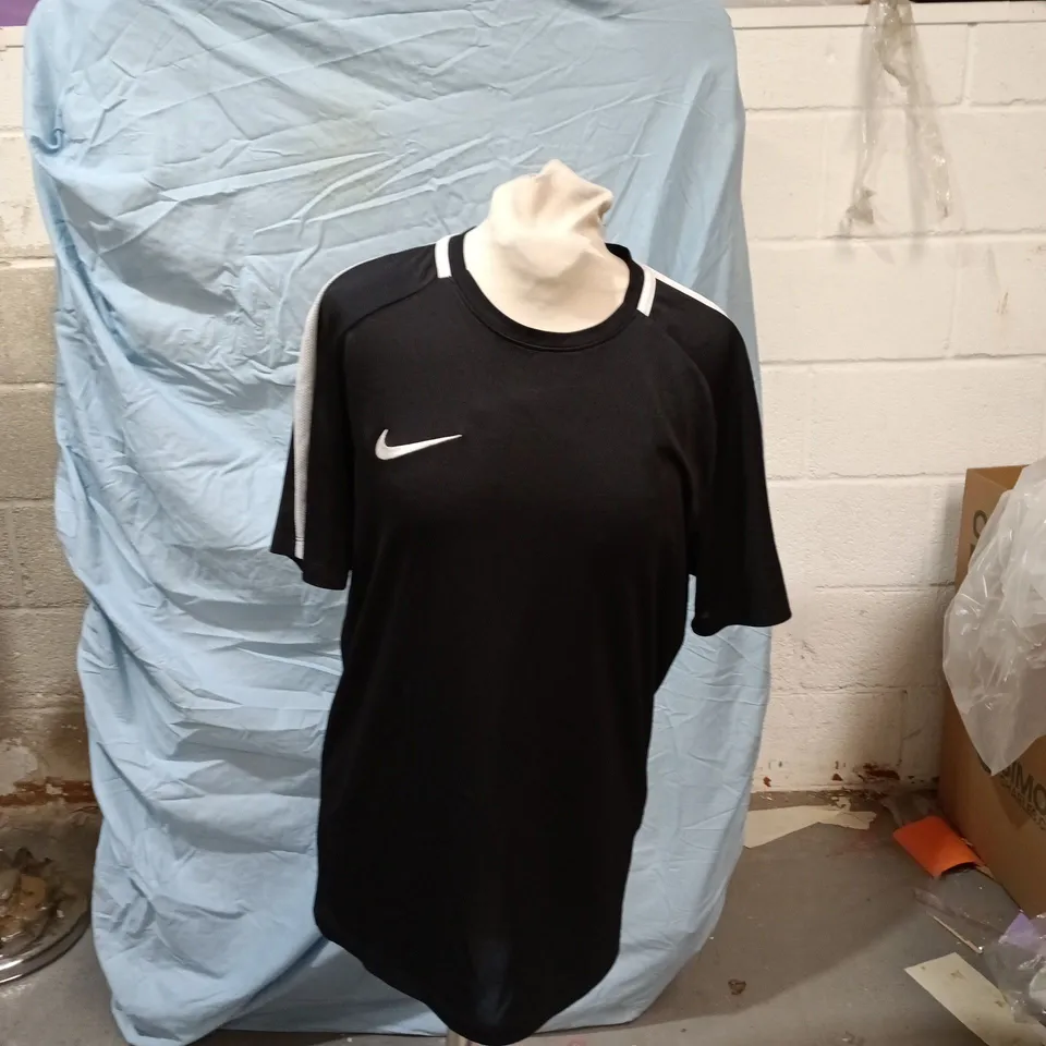 NIKE DRI-FIT BLACK TRAINING TOP – MEN'S MEDIUM