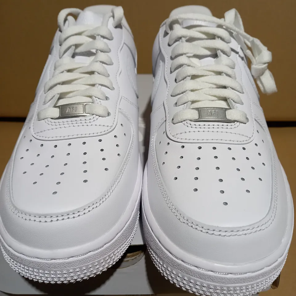 NIKE CW2288-111 AIR FORCE 1 '07 WHITE TRAINERS - SIZE 7 