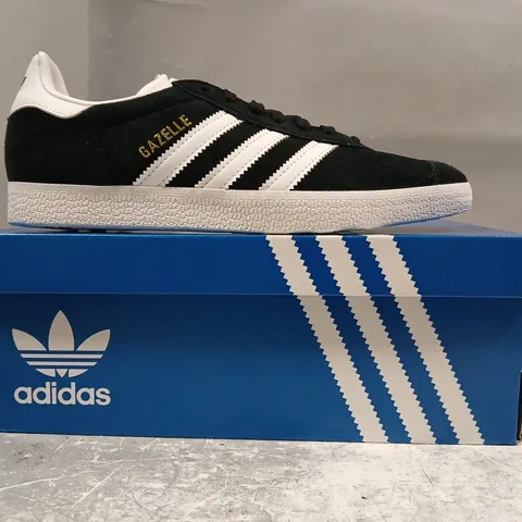 BOXED PAIR OF ADIDAS GAZELLE SHOES IN BLACK/WHITE SIZE UK 5.5