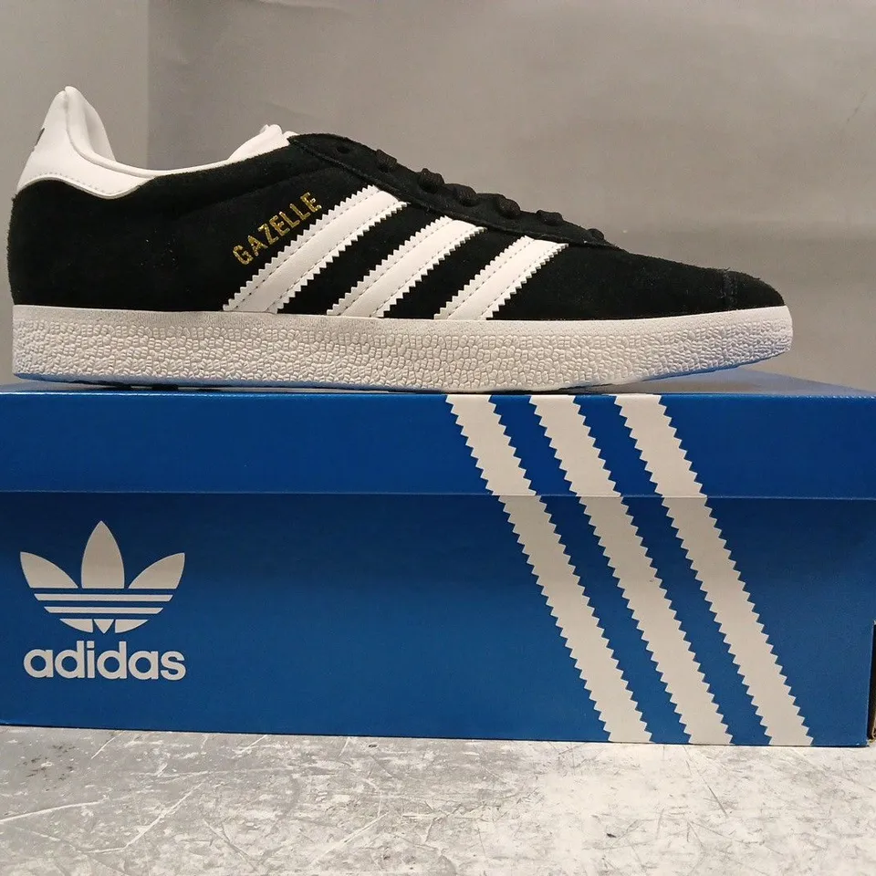 BOXED PAIR OF ADIDAS GAZELLE SHOES IN BLACK/WHITE SIZE UK 5.5