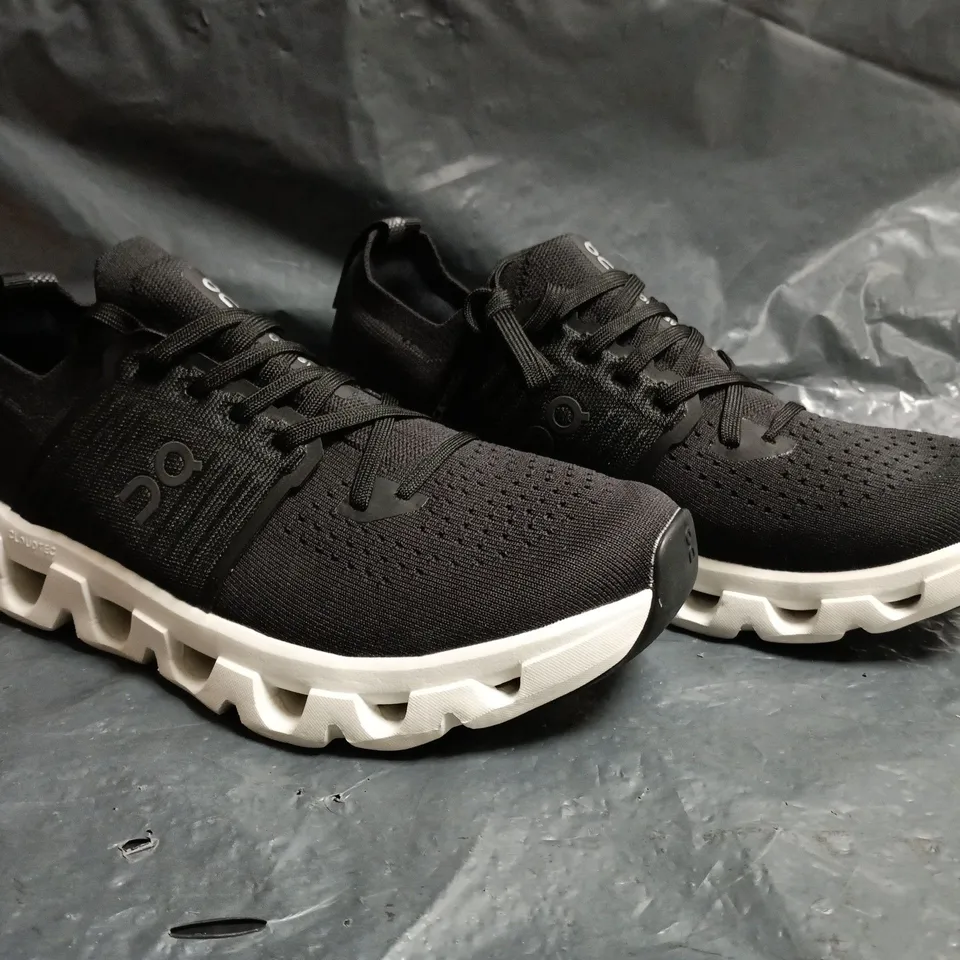 PAIR OF ON CLOUDSWIFT TRAINERS IN BLACK SIZE UNSPECIFIED