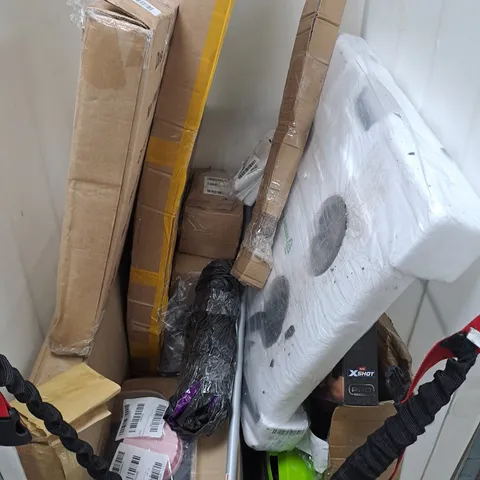APPROXIMATELY 10 ASSORTED DAMAGED ITEMS TO INCLUDE MIRROR, FRAME, STRING LIGHTS, ETC - COLLECTION ONY